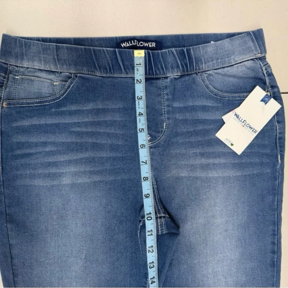Wallflower Women’s Medium Wash Denim Pull on Capri Cropped Blue Jeans size 14 - Picture 4 of 7